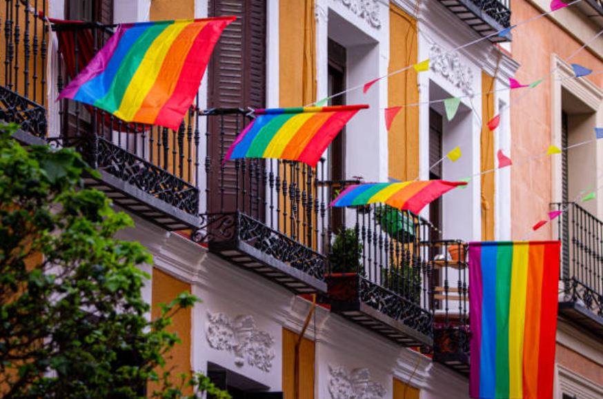 Calles de Chueca con banderas del Orgullo