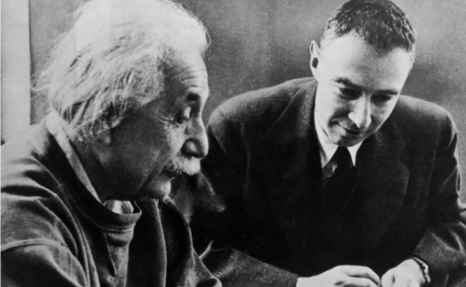 Robert Oppenheimer y Albert Einstein