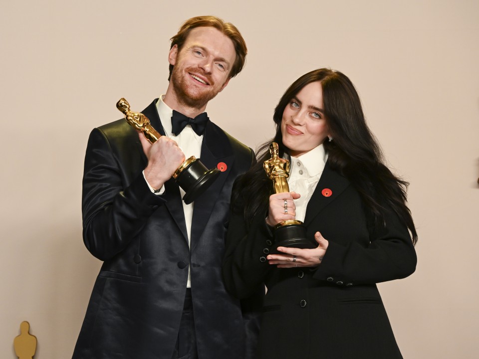 Billie Elish junto con su hermano tras recibir el Oscar a mejor canción 