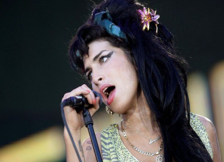 amy-winejouse-canta