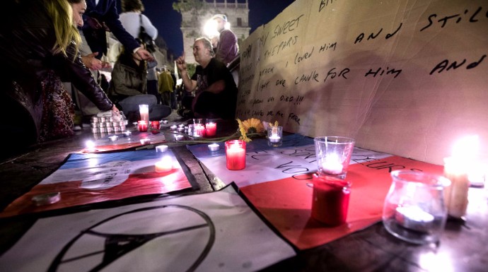 Varios parisinos encienden velas en señal de duelo.