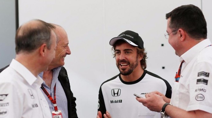 Dennis insinúa que Fernando Alonso podría tomarse un año sabático en 2016.