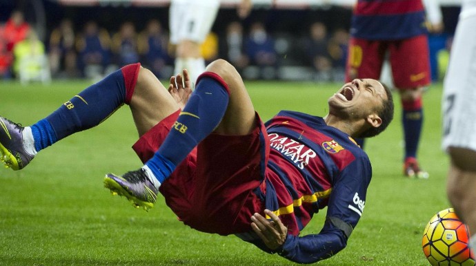 Neymar recibió una dura entrada de Isco que terminó el partido expulsado.