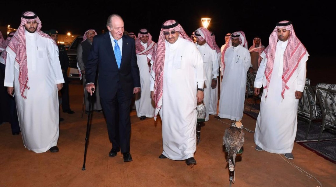 El príncipe heredero saudí agasajando a Don Juan Carlos.