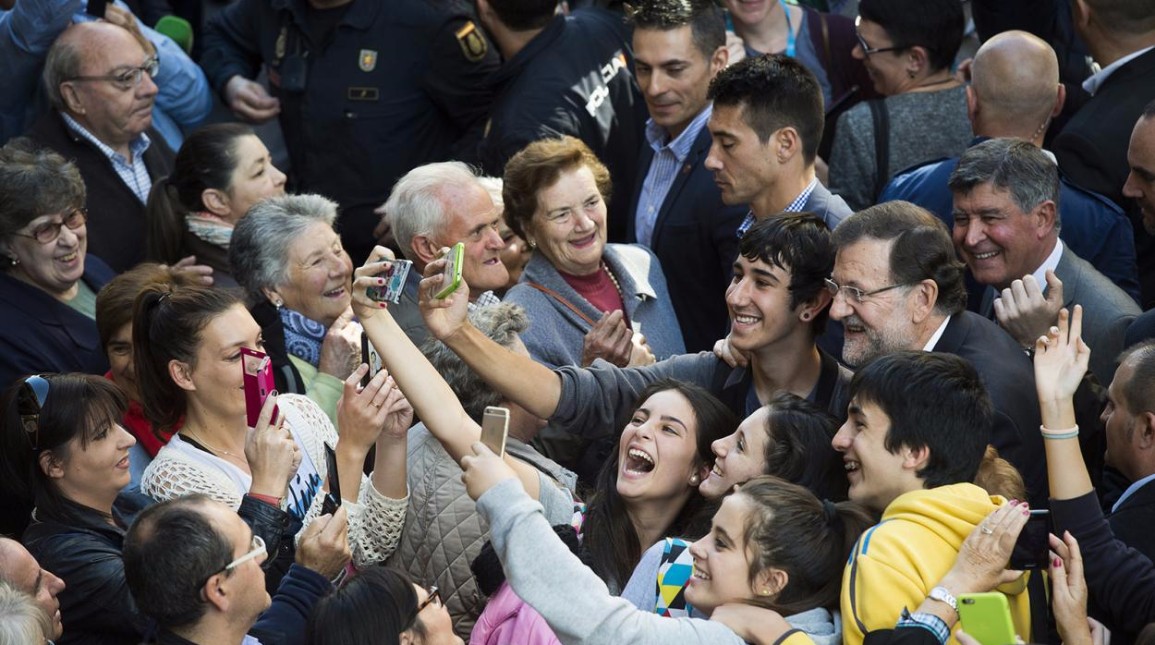 Rajoy se fotografía con varios jóvenes.