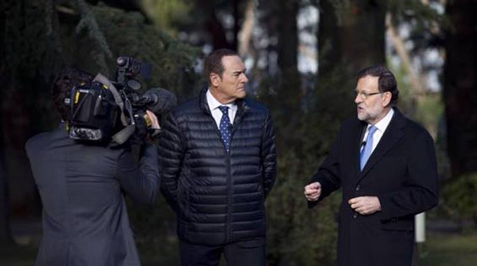 Jiménez también paseó con Rajoy por el complejo presidencial.