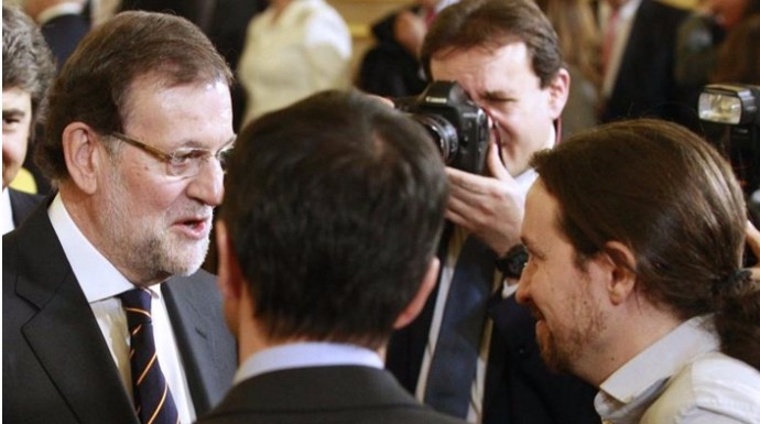 Rajoy conversa con Iglesias y Herzog.