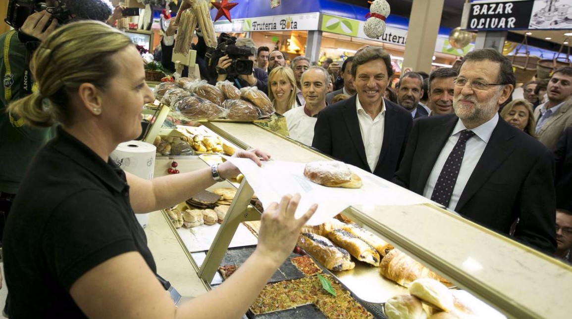 Rajoy durante una visita a un mercado de Mallorca.