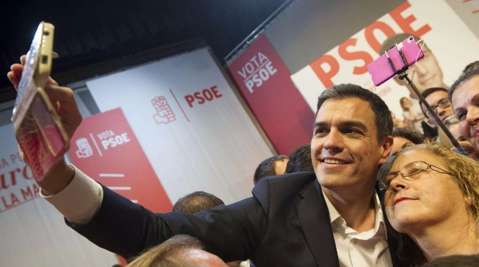 Pedro Sánchez haciéndose un selfie con una simpatizante.