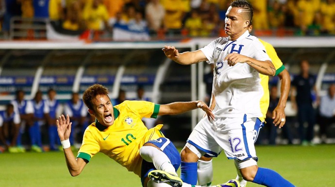 A Peralta siempre le tocaba marcar a Neymar en los Brasil-Honduras