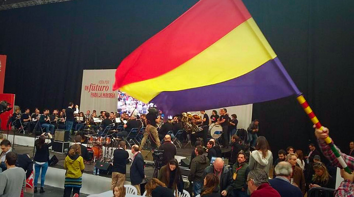 ESdiario capta la bandera republicana durante el mitin de Pedro Sánchez en Valencia.