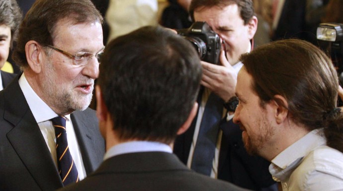 Rajoy saluda a Iglesias en la recepción del Congreso del Día de la Constitución.