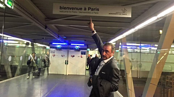 Carlos Herrera, a su llegada a París para realizar programas especiales tras los atentados. 