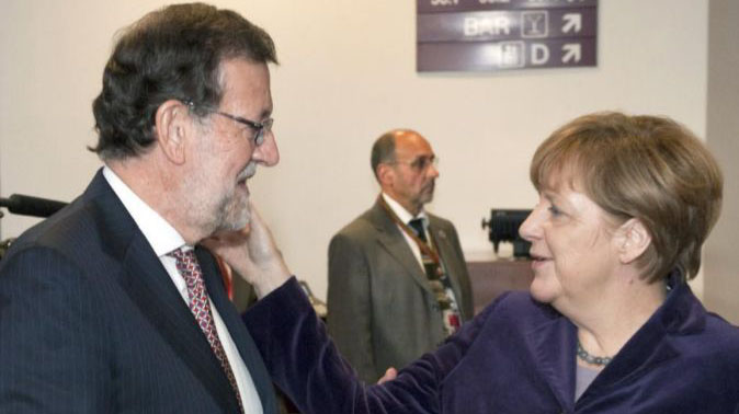 Merkel interesándose por Rajoy tras la agresión.