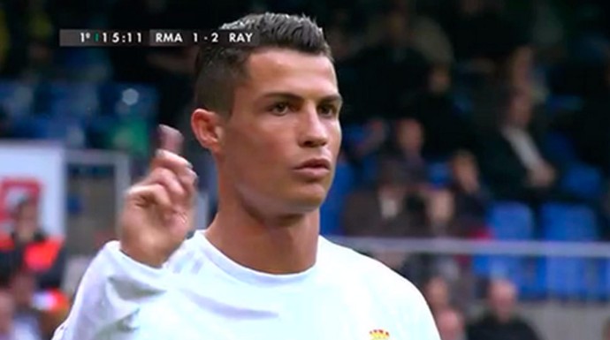 Cristiano Ronaldo dice "así no" ante los pitos del Bernabéu contra los jugadores.