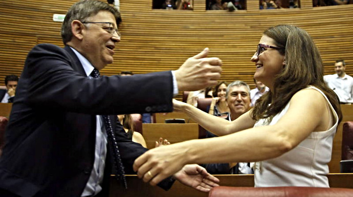 Ximo Puig y Mónica Oltra se saludan efusivamente tras un pleno en Les Corts.