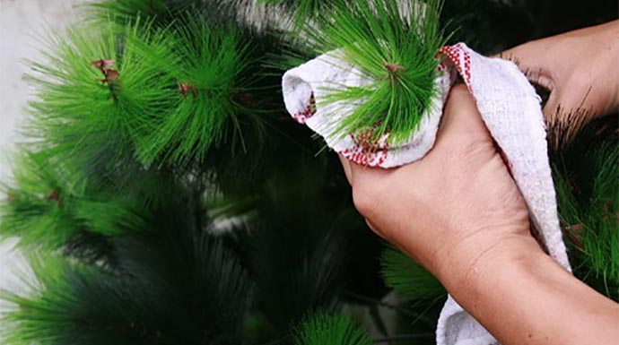 Los expertos avisan que el polvo acumulado en los árboles de Navidad pueden generar problemas en los alérgicos. 