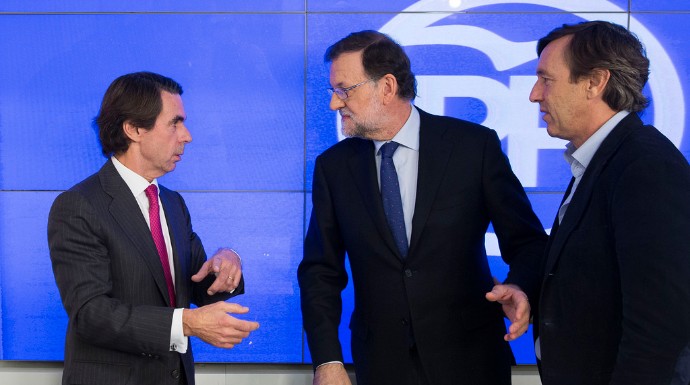 Rajoy charla con Aznar y Hernando.