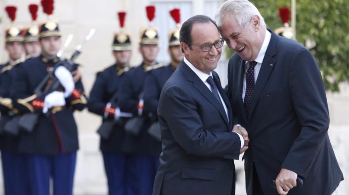 Milos Zeman junto a François Hollande.