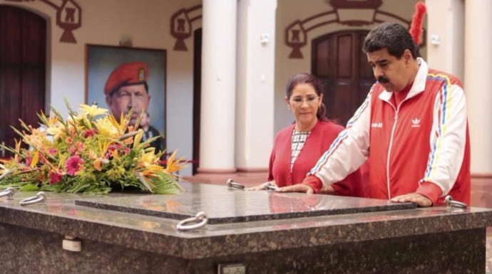 Nicolás Maduro y su esposa ante la tumba del mandatario fallecido Hugo Chávez.
