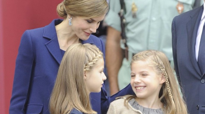 Letizia y sus hijas, de vacaciones "secretas" mientras el Rey permanecía en España.