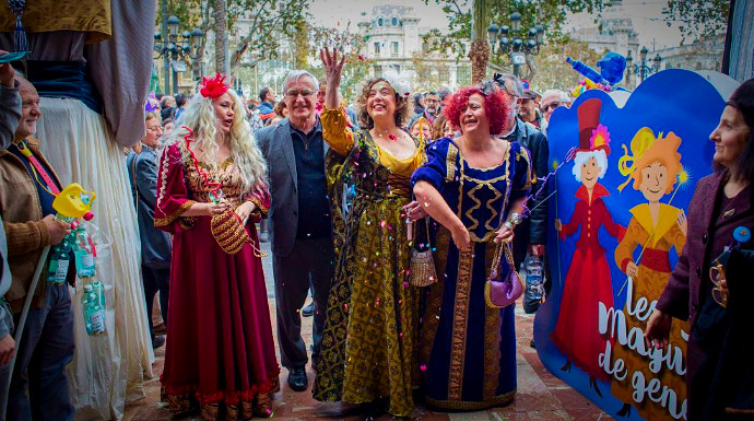 El alcalde de Valencia, Joan Ribó, acompaña a las tres "reinas magas republicanas" al Ayuntamiento.