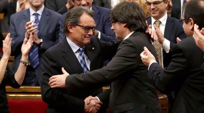 Mas felicita a Puigdemont en el Parlament.