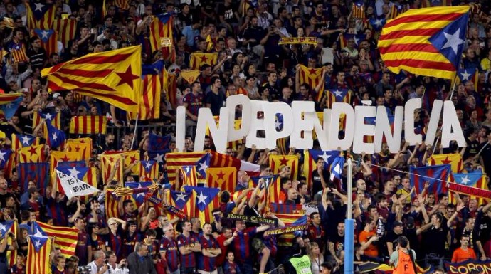 Banderas y símbolos independentistas en el Camp Nou durante un partido del FC Barcelona. 
