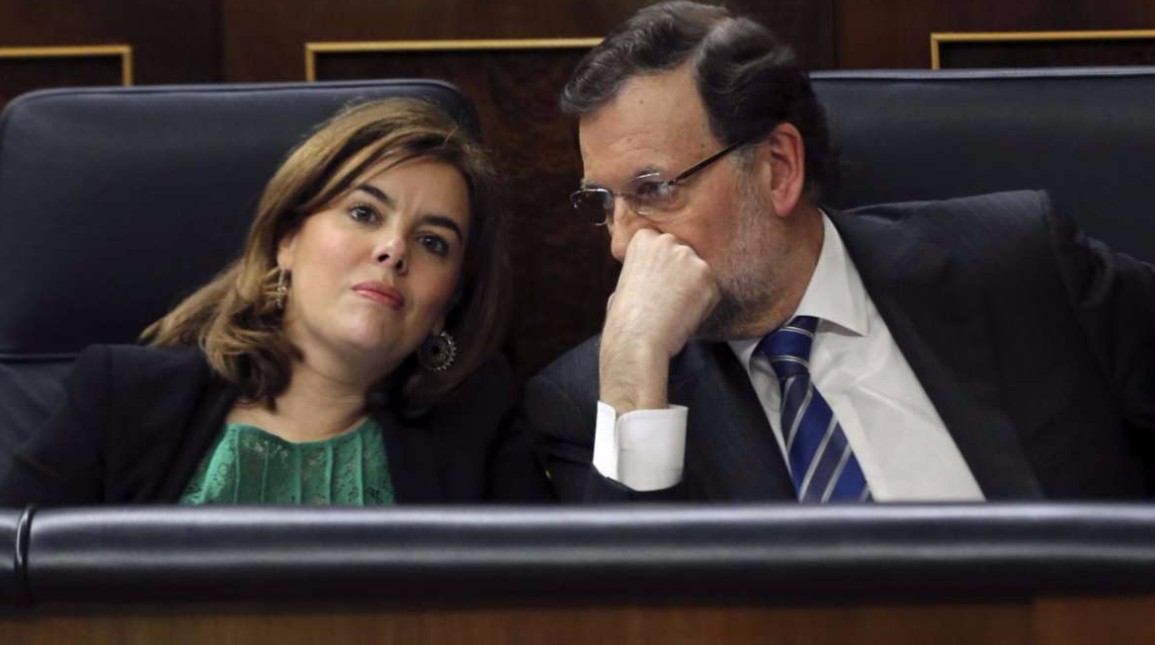 Rajoy y Sáenz de Santamaría conversan en el Congreso.
