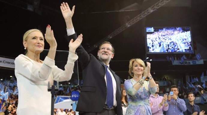 Rajoy flanqueado por Cifuentes y Aguirre.