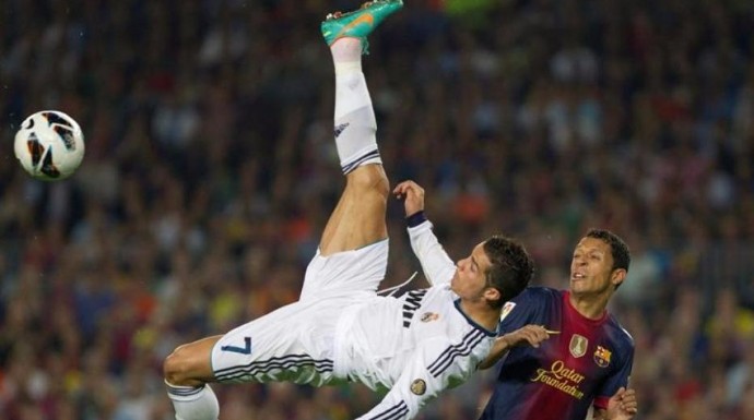 Cristiano Ronaldo en un remate imposible ante el FC Barcelona. 