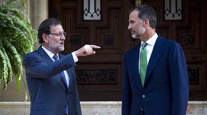 Mariano Rajoy y el rey Felipe VI en un encuentro en verano de 2015.