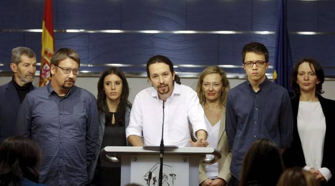 Pablo Iglesias y "sus ministros" en la rueda de prensa donde  ofreció un pacto claro a Pedro Sánchez.
