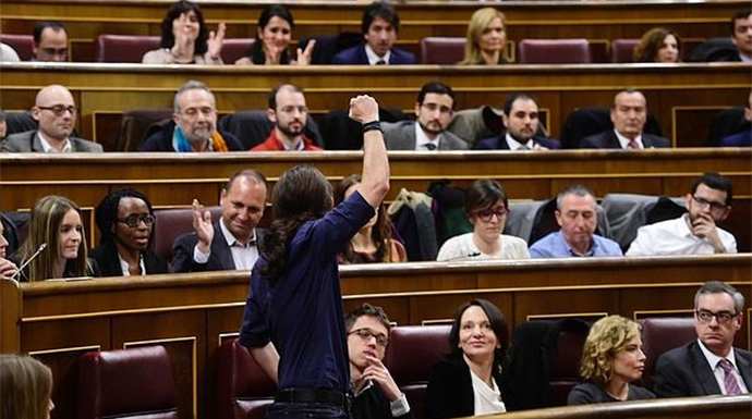 Pablo Iglesias saludó a los suyos con el puño en alto en su primer día en el Congreso.