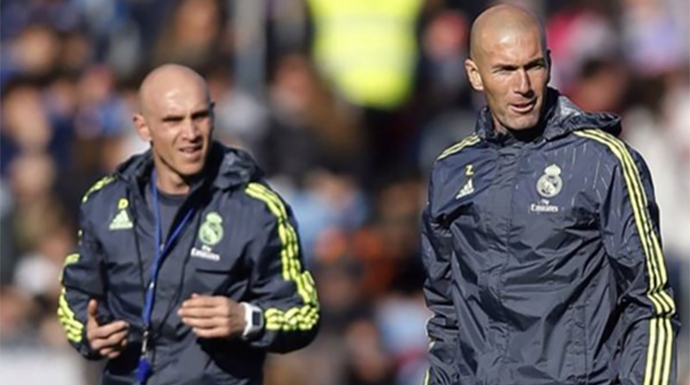 Zinedine Zidane y el "encargado de material" que hace las funciones de segundo entrenador.