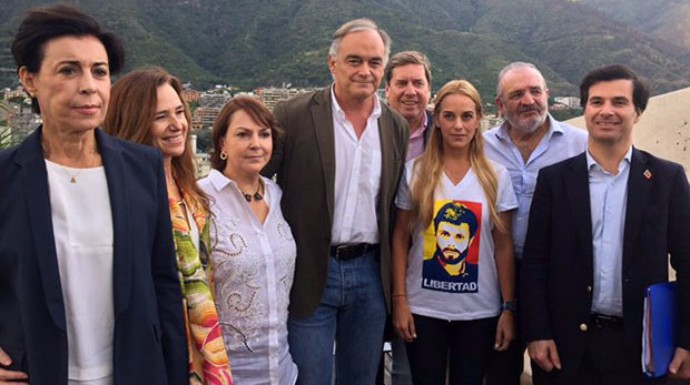 La delegación venezolana junto a eurodiputados del PP.