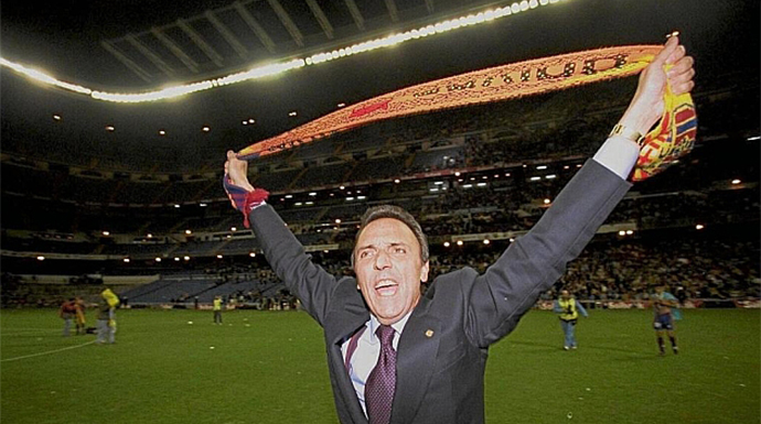El expresidente del FC Barcelona, Joan Gaspart, saltó al césped del Bernabéu a celebrar el título.