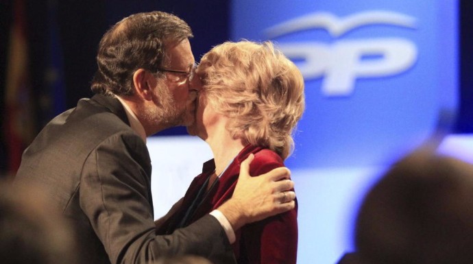 Rajoy besa a Aguirre en un acto del PP.