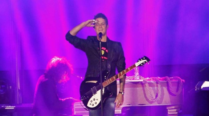 Alejandro Sanz mirando al público durante uno de sus conciertos. 