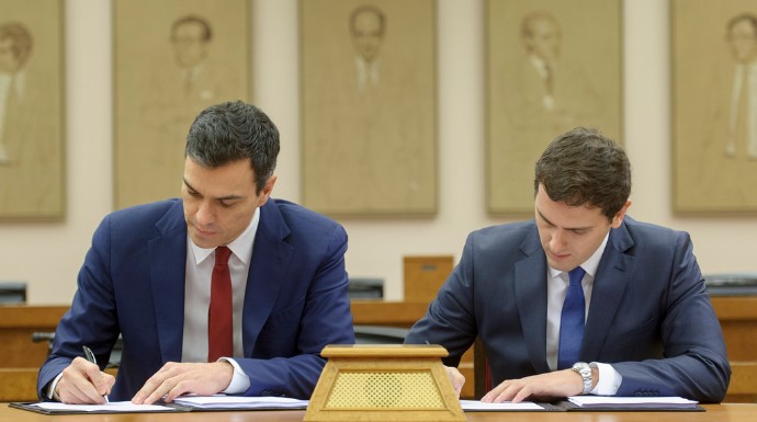 Sánchez y Rivera durante la firma del acuerdo.