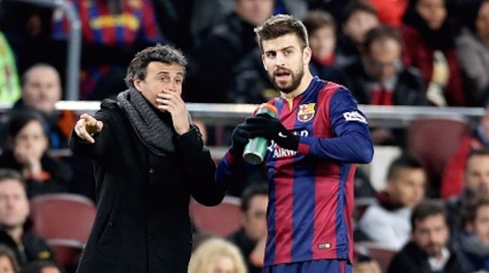 El entrenador del FC Barcelona dio instrucciones a Piqué durante el partido. 