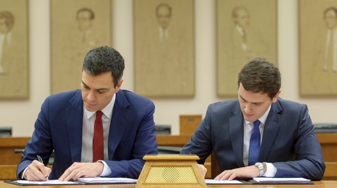 Sánchez y Rivera durante la firma del pacto.