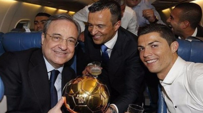 Florentino Pérez, Jorge Mendes y Cristiano Ronaldo posando junto al último balón de oro del crack. 