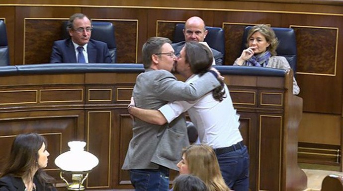 El momento beso del líder de Podemos ha dejado paso a una lluvia de críticas por sus ataques despiadados.