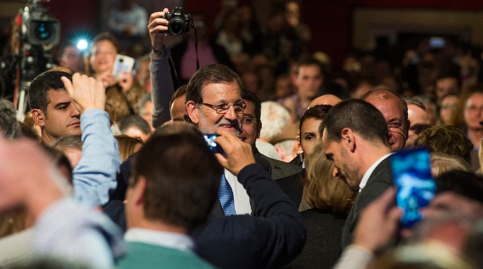 Rajoy entre simpatizantes del PP.