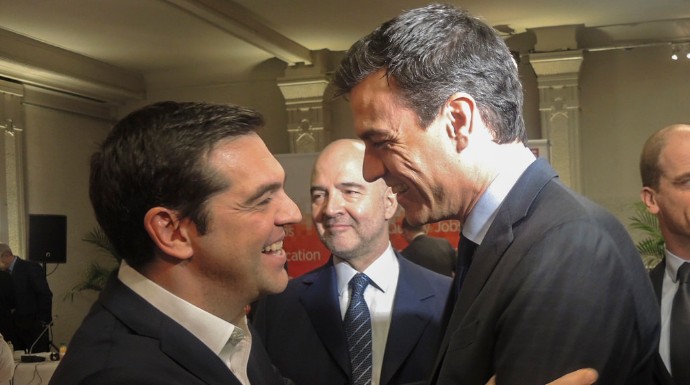Sánchez y Tsipras se saludan afectuosamente. 