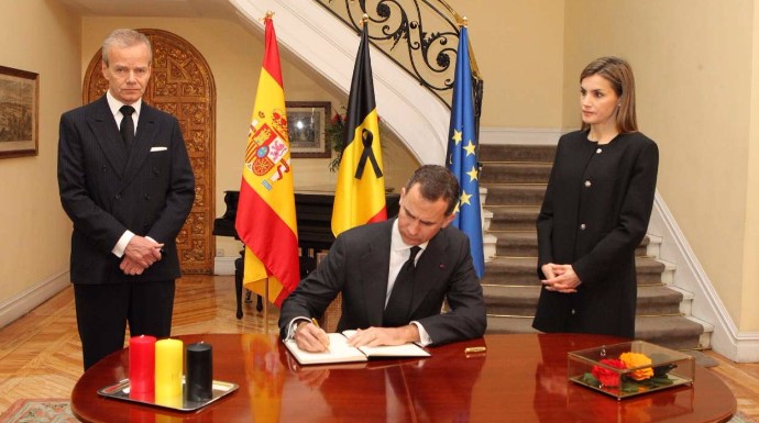 Los Reyes firmando en el libro de condolencias de la embajada belga.