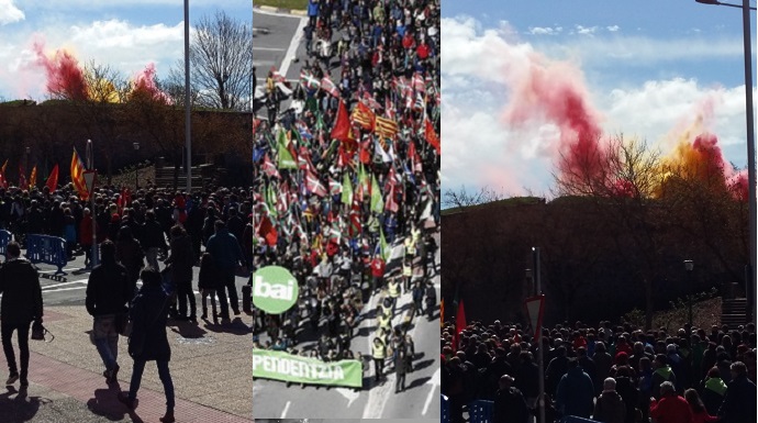 Frente al Aberri Eguna, tres botes de humo han formado una vistosa bandera de España que podía verse desde distintos puntos de Pamplona