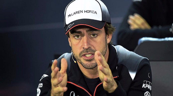 Fernando Alonso en rueda de prensa para explicar su estado físico. 