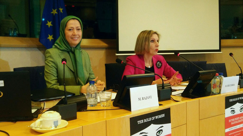 Maryam Rajavi junto a la eurodiputada de UPyD Beatriz Becerra.